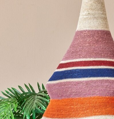 Bild av färgglad taklampa med unik design