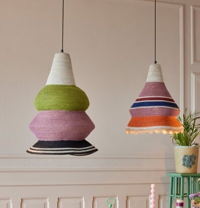 Bild av stilfull och färgglad matsalsscen med detaljer