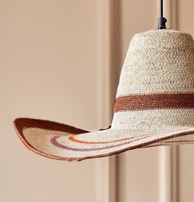 Bild av unik taklampa med naturlig och varm design