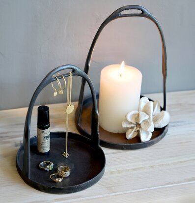 Bild av eleganta ljusstakar i antiksvart inredning