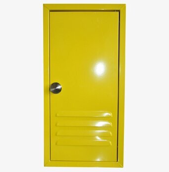 Bild av gult nyckelskåp med silverhandtag och ventilation