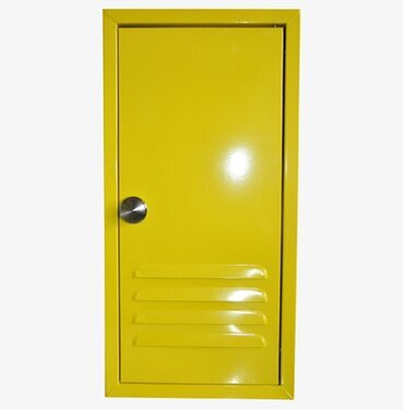 Bild av gult nyckelskåp med silverhandtag och ventilation