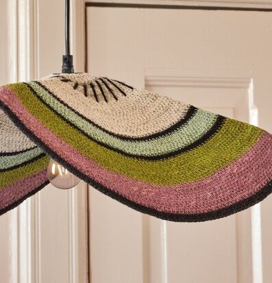 Bild av unik taklampa med färgglatt virkat mönster