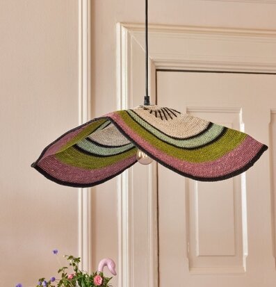 Bild av taklampa med vågig form och jordnära färger