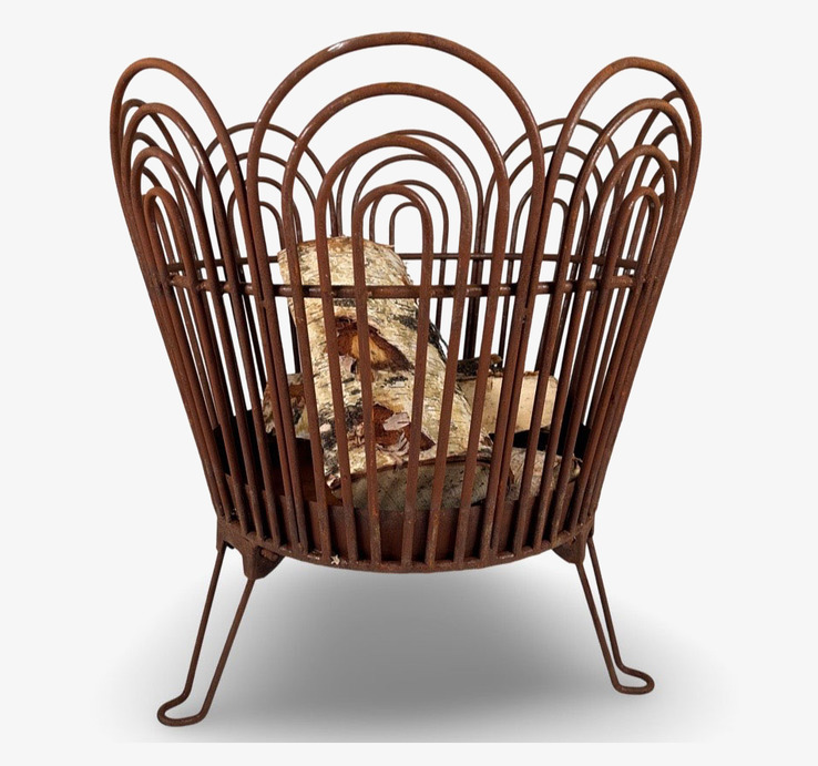 Bild av robust eldkorg i rostig metall för trädgården