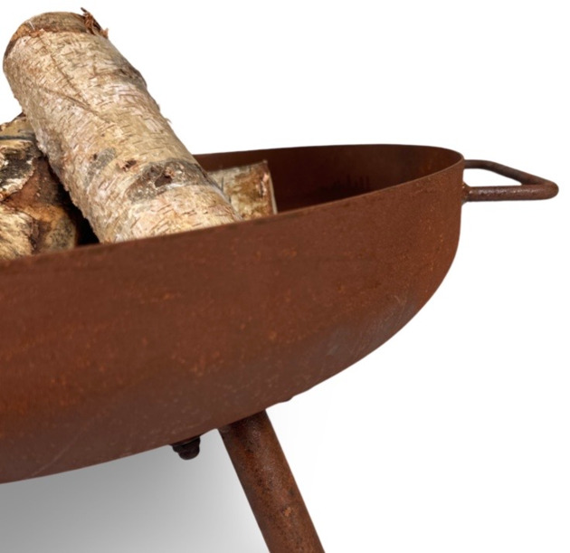 Eldfat Rost från Miljögården i trädgård med ved och handtag