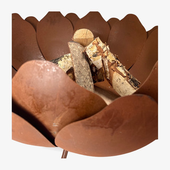 Bild av ett dekorativt och funktionellt eldfat utomhus