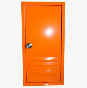 Bild av orange nyckelskåp med metallisk dörrknopp