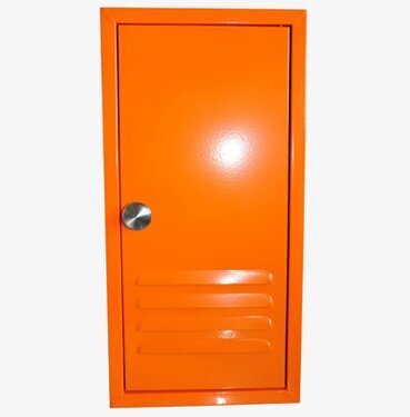 Bild av orange nyckelskåp med metallisk dörrknopp
