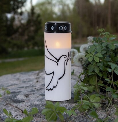 Gravljus LED Dove från Star Trading placerat på stenhäll