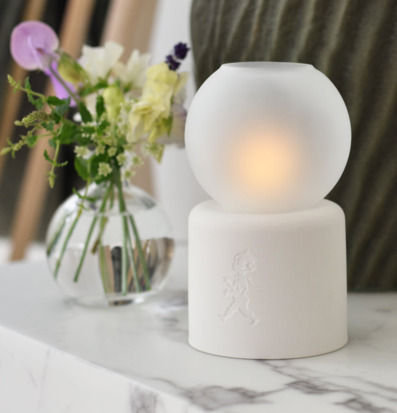 Foto av stilfull vit värmeljuslykta i elegant miljö