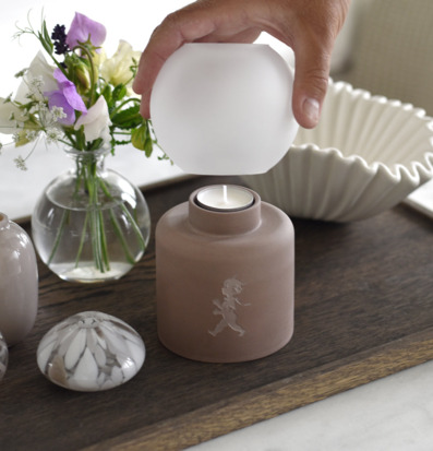 Bild av stilren interiör med elegant ljuslykta