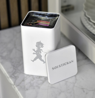 Bild: Stilren vit plåtburk för kaffe och kapslar