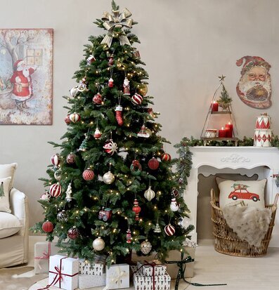 Bild av mysig julinteriör med gran och dekorationer