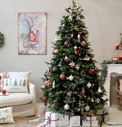 Bild av traditionell julstämning med dekorerad gran