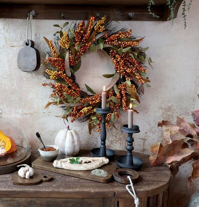 Bild av rustik höstdekor med krans och stilleben