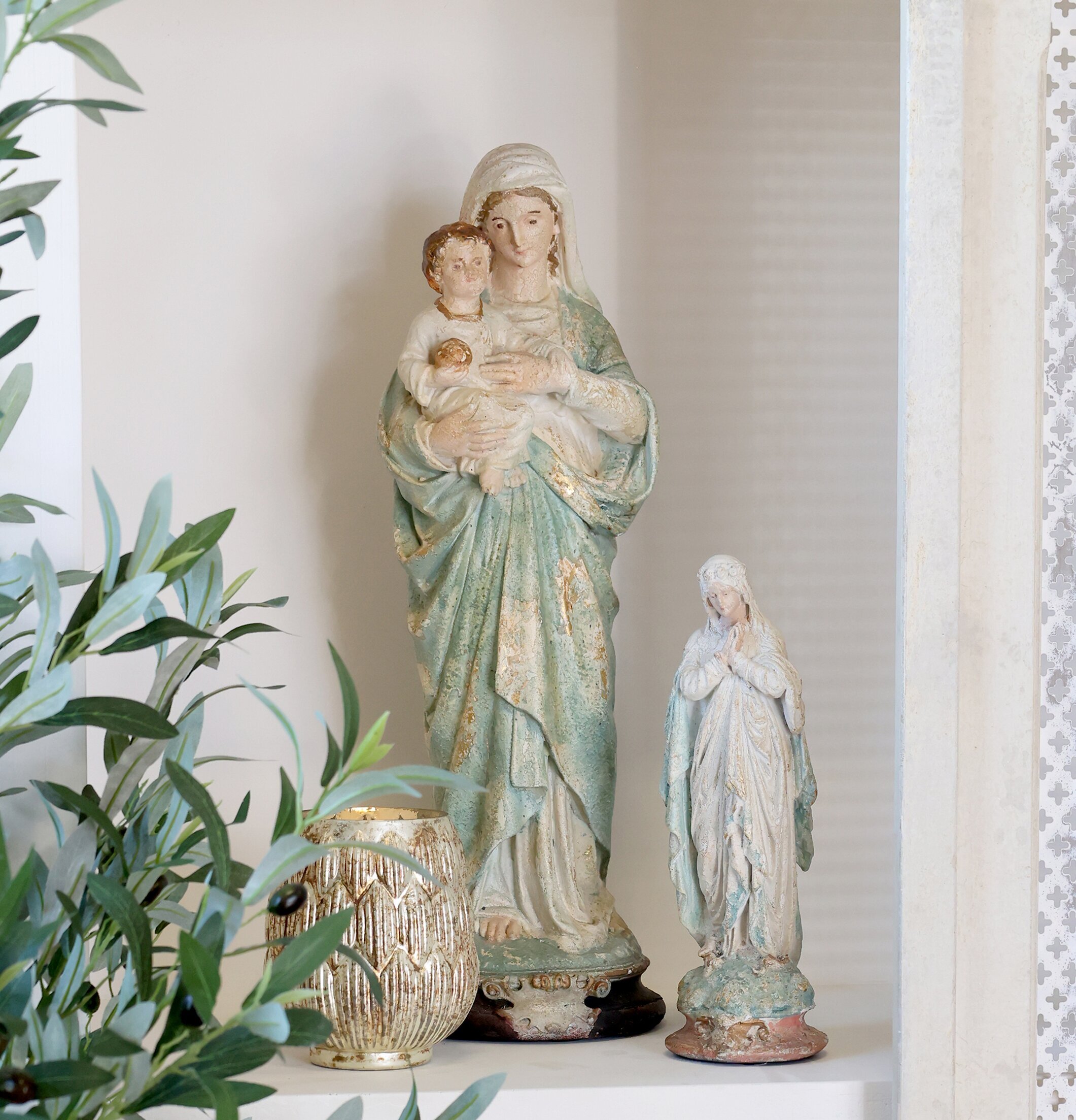 Bild av elegant inredning med statyer och växter