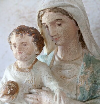 Bild av detaljerad staty med kvinna och barn