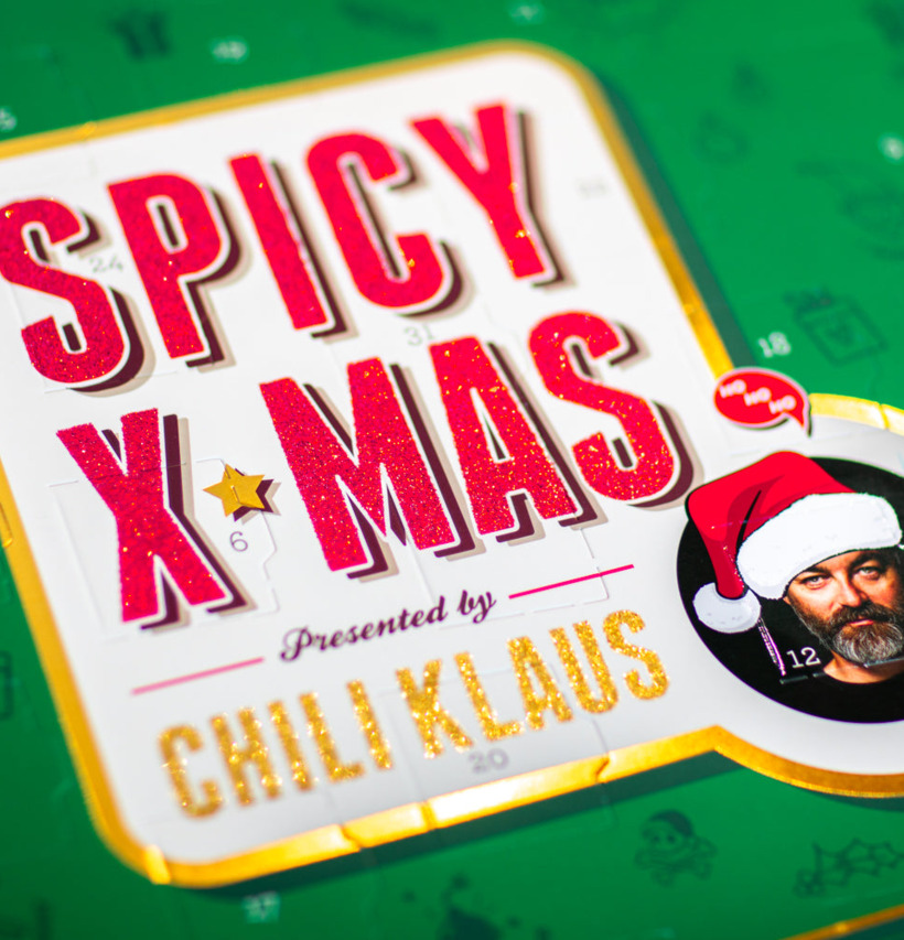 Bild av adventskalender med kryddig och festlig design