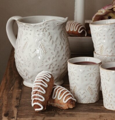 Foto av mysigt arrangemang med koppar och bakverk