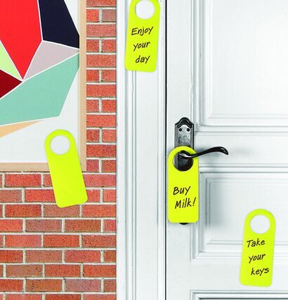 Post-It - Hook-It Cerise från Propaganda på dörr och vägg