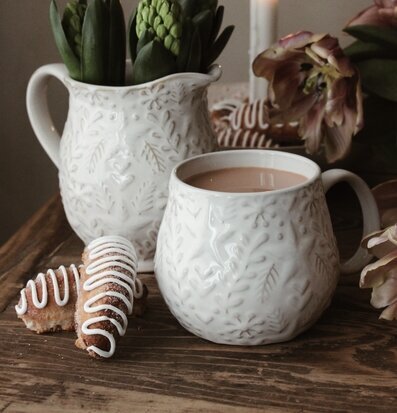 Foto av heminredning med keramik och naturliga inslag