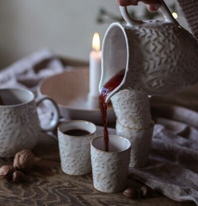 Bild av keramikbringare och mugg i vinteratmosfär