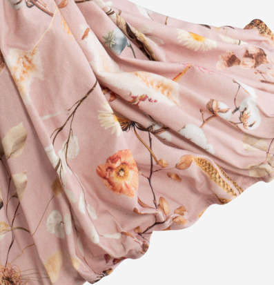 Bild av elegant tyg med blommönster i rosa nyanser