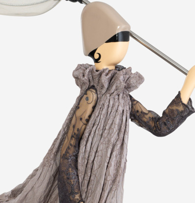 Bild av en unikt designad bordslampa med elegans