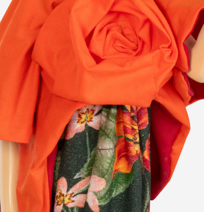 Bild av bordslampa med konstnärlig design och färg