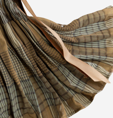 Foto av intrikat mönstrad bordslampa med jordiga toner