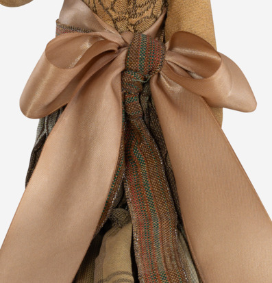 Bild av dekorativ bordslampa med detaljerade textilier