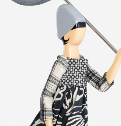 Bild av en unik och konstnärlig bordslampa i fokus