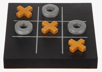 Bild av elegant tre i rad-spel i trä med 3D-pjäser