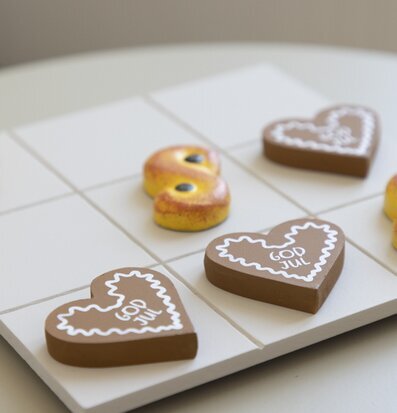 Bild av julinspirerat tre i rad-spel med lussekatter