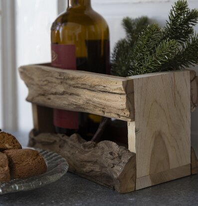 Bild av rustik trälåda med glögg och juliga detaljer