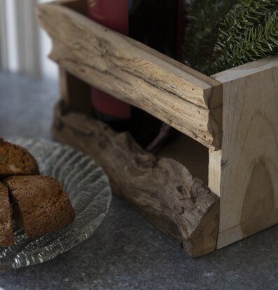 Bild av rustik trälåda med vinflaska och grankvist