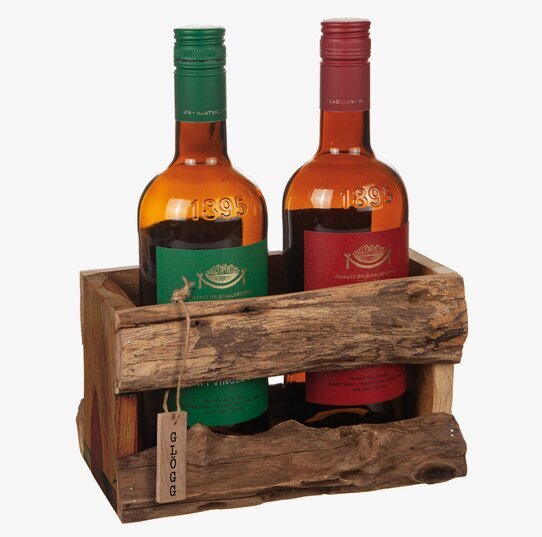 Bild av rustik trälåda med flaskor och julkänsla