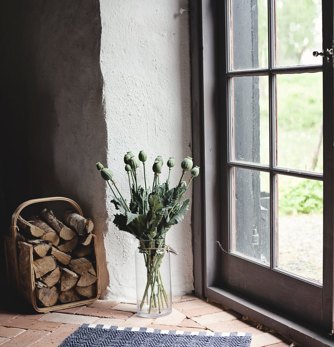 Matta ERNST Grå från Ernst på terrakottafärgade plattor