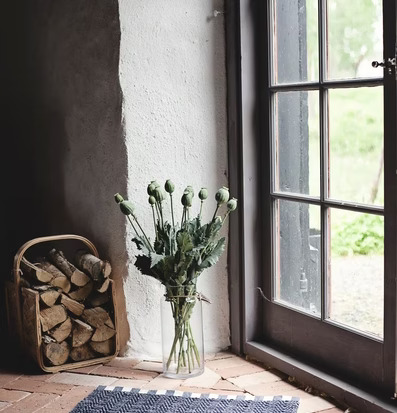 Bild av harmoniskt rum med rustik och naturlig atmosfär