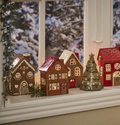 Bild av charmiga keramikhus och vinterdekorationer