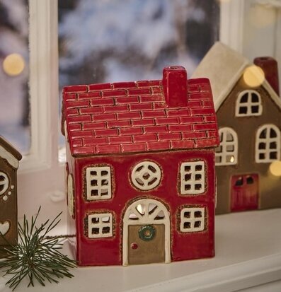 Bild av röd ljuslykta som skapar julstämning hemma