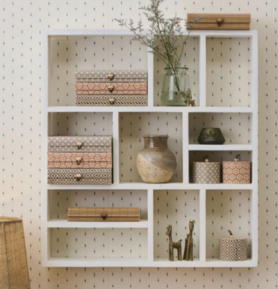 Bild av stilfullt arrangerat rum med dekorativa element