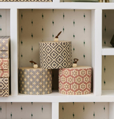 Bild av harmoniska förvaringslådor i bambu och glasvas