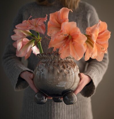 Bild av harmonisk kruka med livliga blommor i fokus