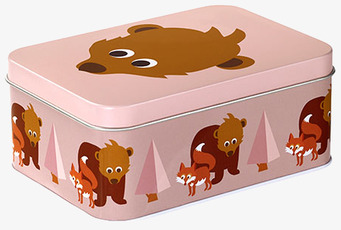 Bild av rosa plåtburk med björn och skogsmotiv