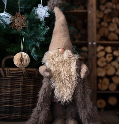 Bild av charmig juldekoration med tomte och julgran