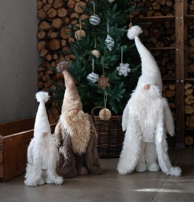 Bild av tomtar och julgran i en stämningsfull scen