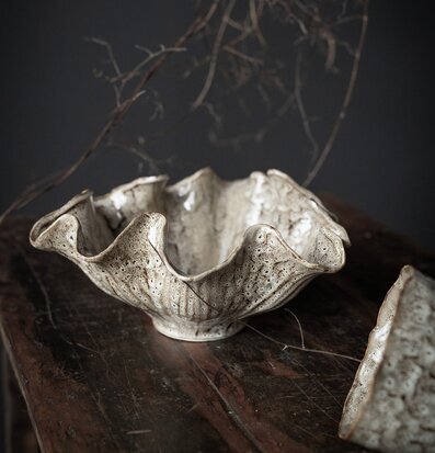 Bild av brunmelerad skål med organisk och vågig form