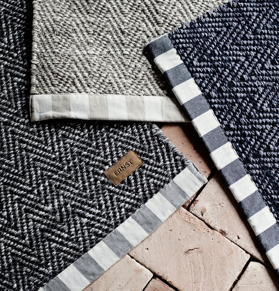 Matta ERNST Grå från Ernst på rustikt tegelgolv